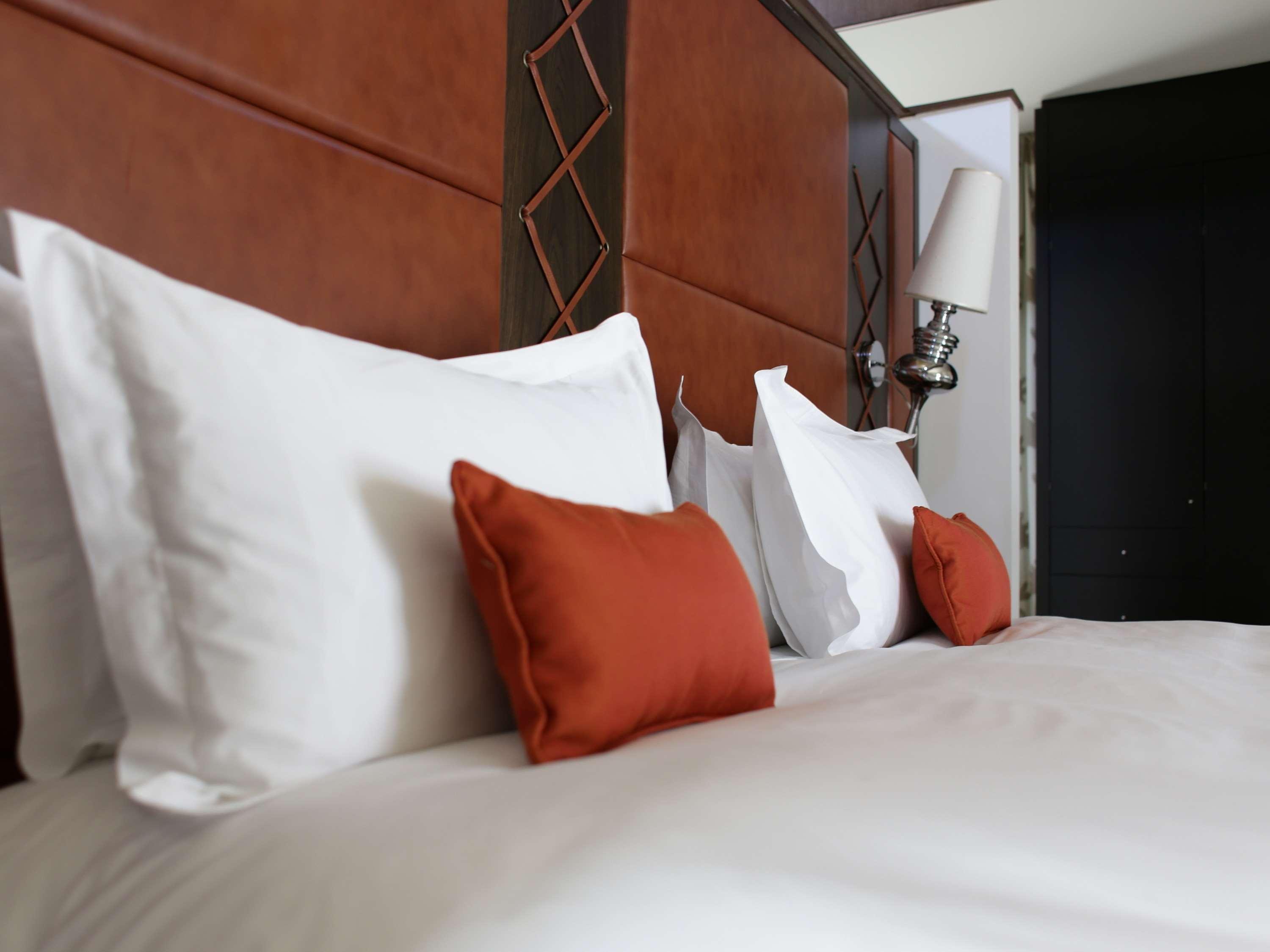 Sofitel Montevideo Casino Carrasco & Spa Exteriör bild A bed with pillows