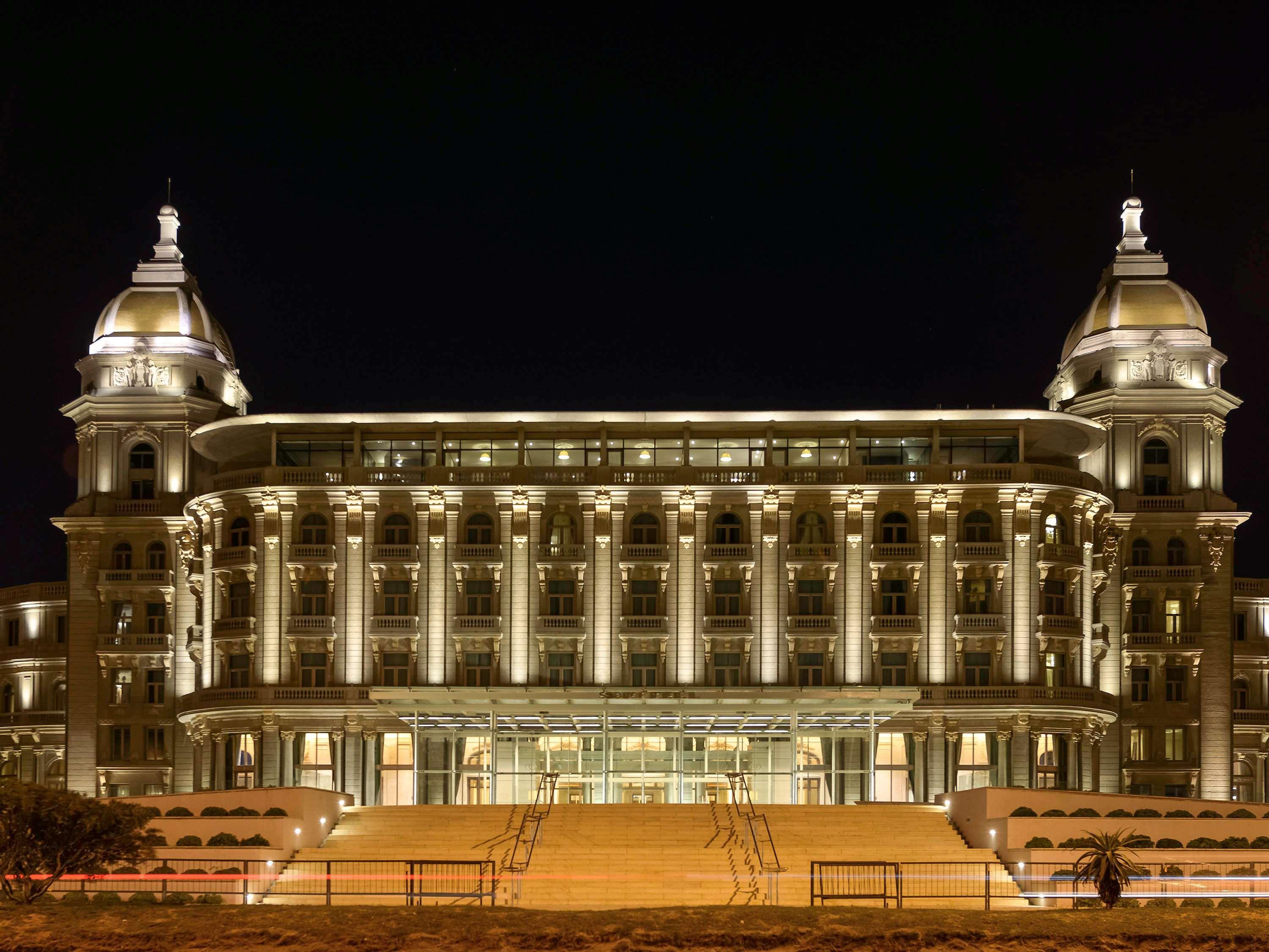 Sofitel Montevideo Casino Carrasco & Spa Exteriör bild The Grand Hotel at night
