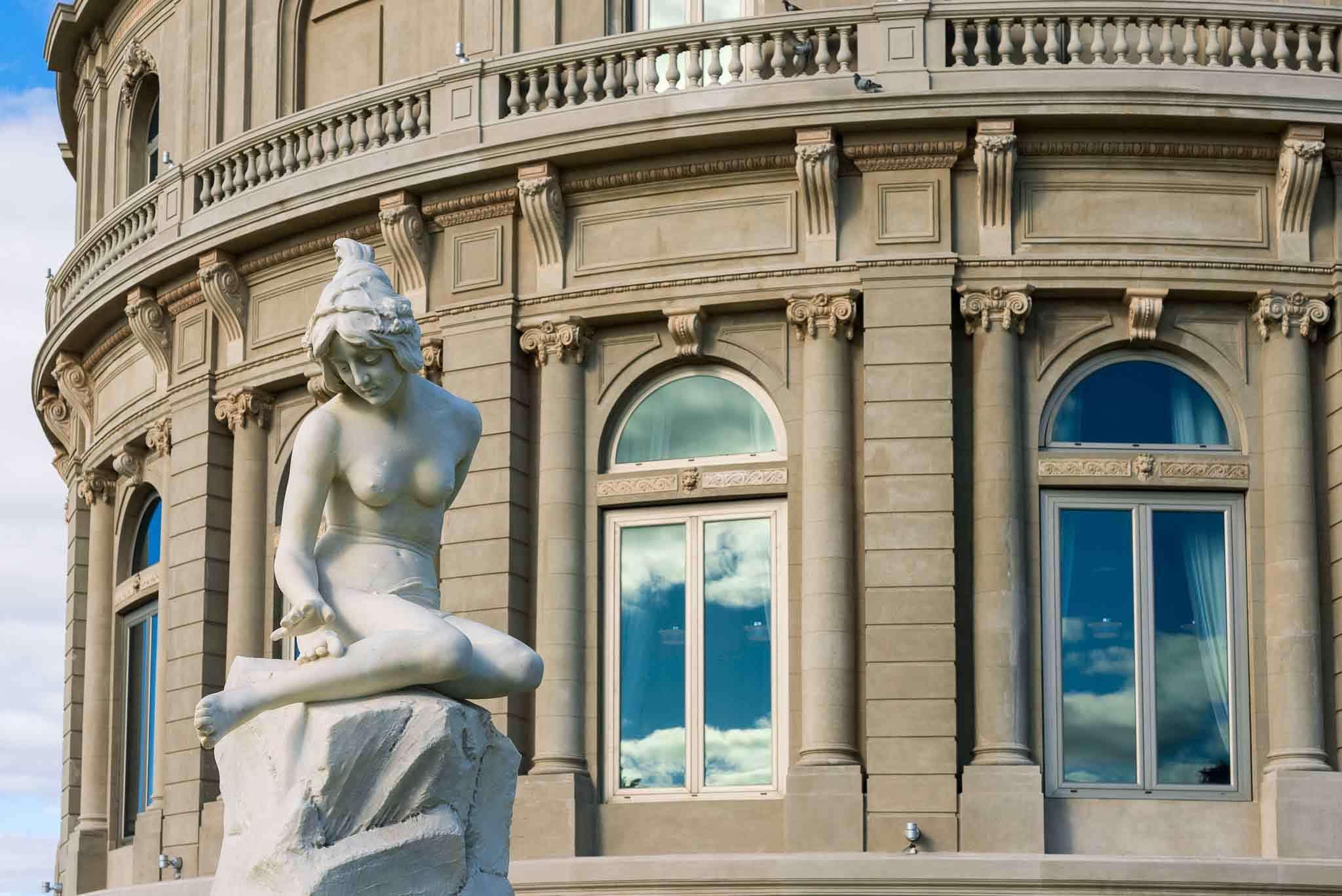 Sofitel Montevideo Casino Carrasco & Spa Exteriör bild The sculpture in 2011