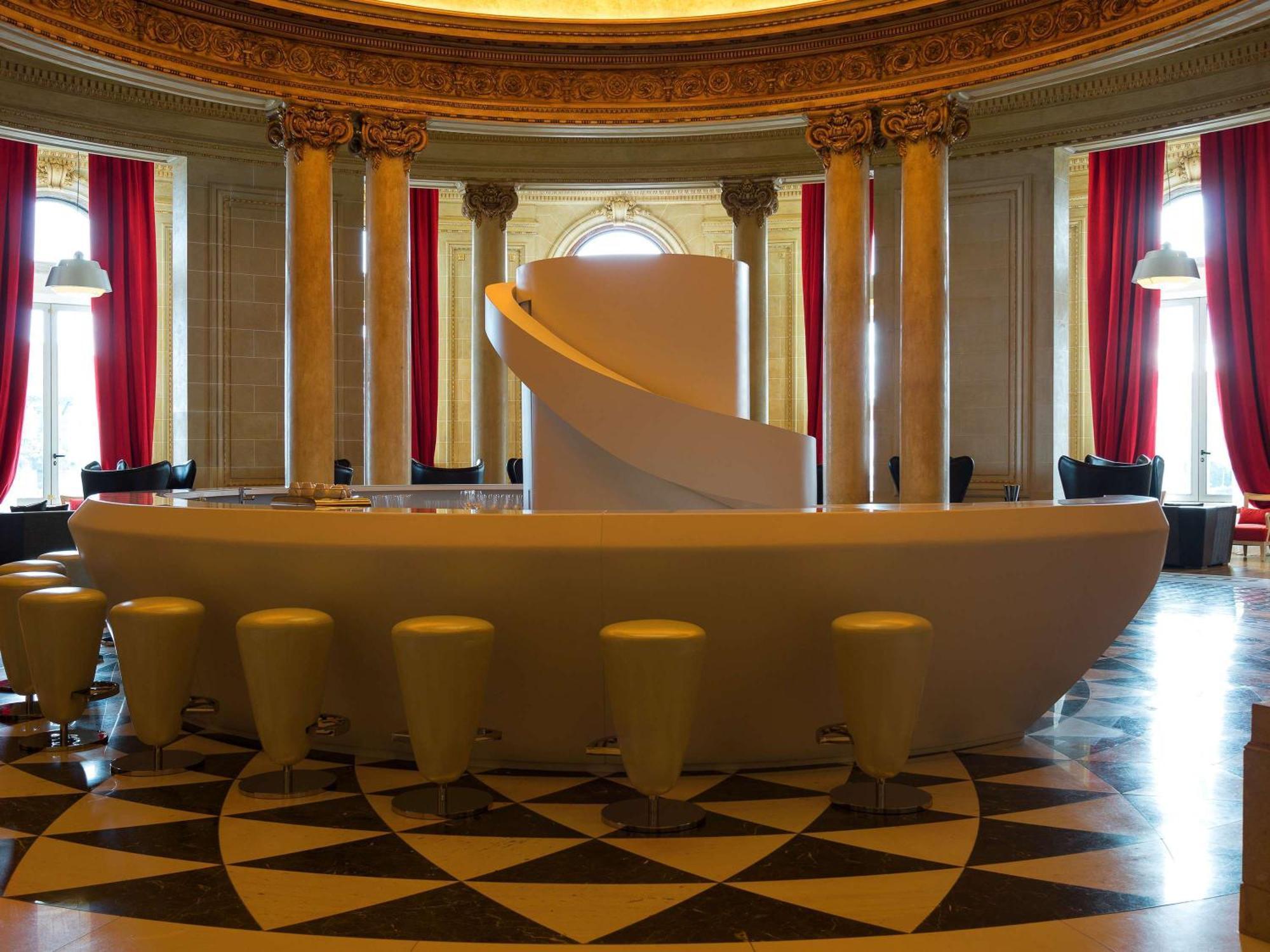 Sofitel Montevideo Casino Carrasco & Spa Exteriör bild The bar at the Hotel de Crillon