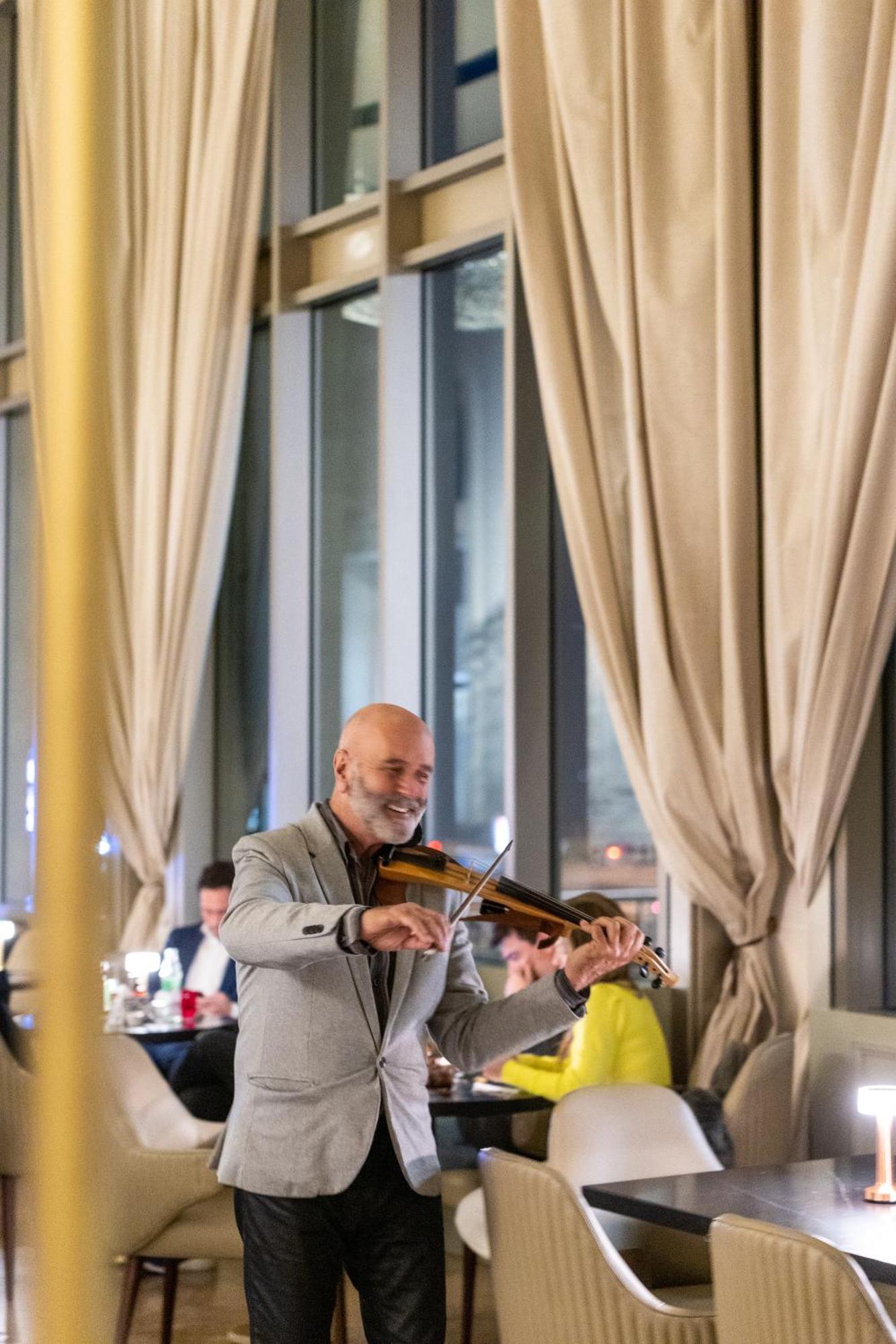 Sofitel Montevideo Casino Carrasco & Spa Exteriör bild The violinist at the opening of the restaurant