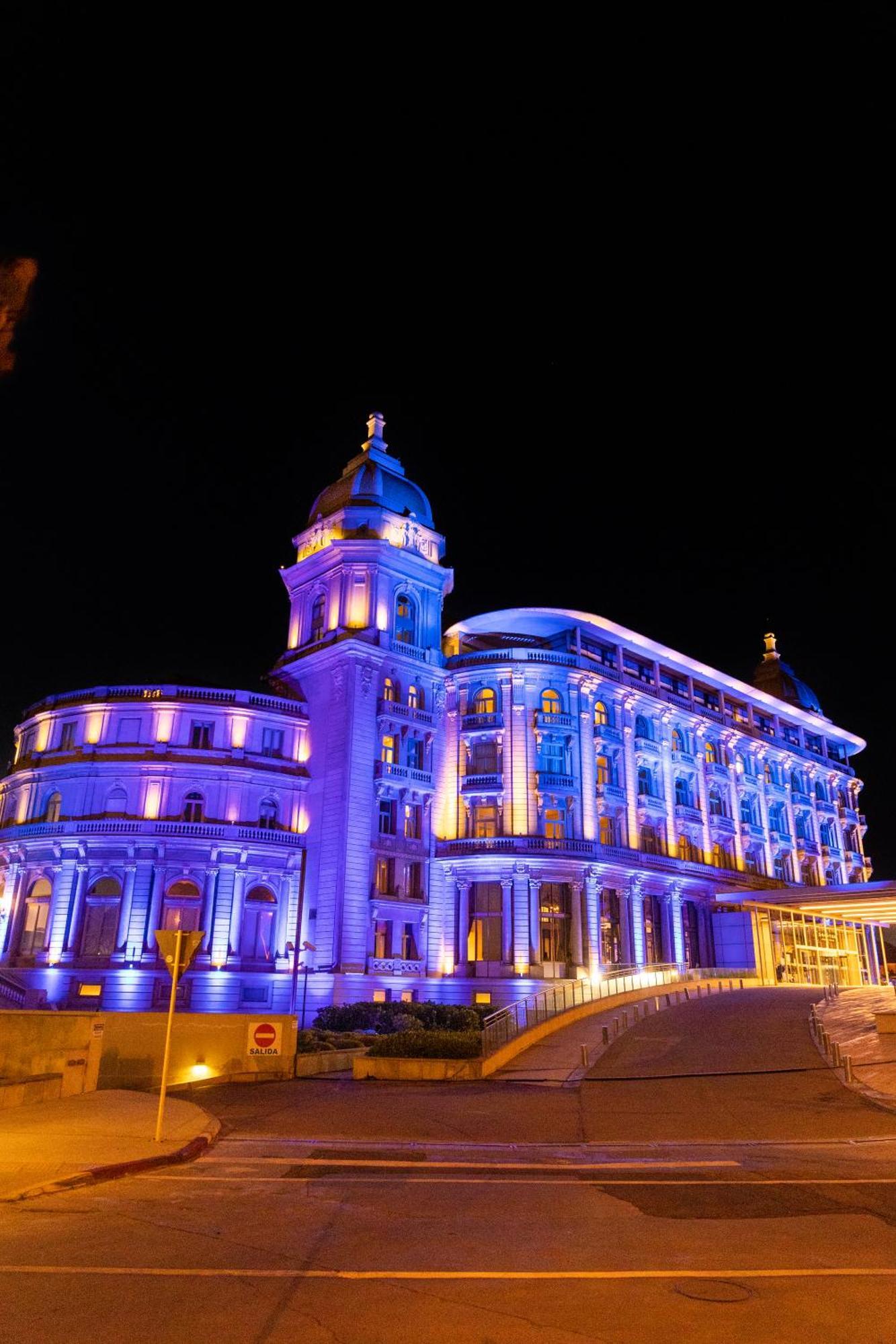 Sofitel Montevideo Casino Carrasco & Spa Exteriör bild The hotel at night