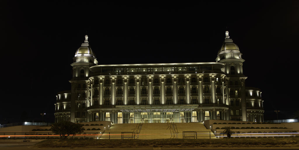 Sofitel Montevideo Casino Carrasco & Spa Exteriör bild The Grand Hotel at night