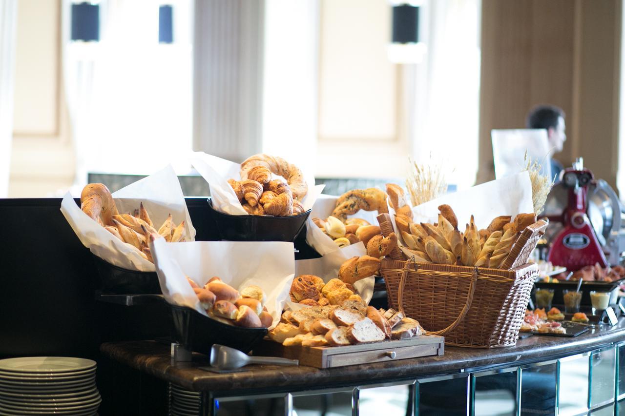 Sofitel Montevideo Casino Carrasco & Spa Exteriör bild A bread station